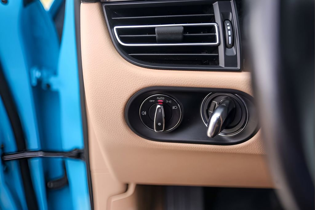 Used 2022 Porsche Macan image 15