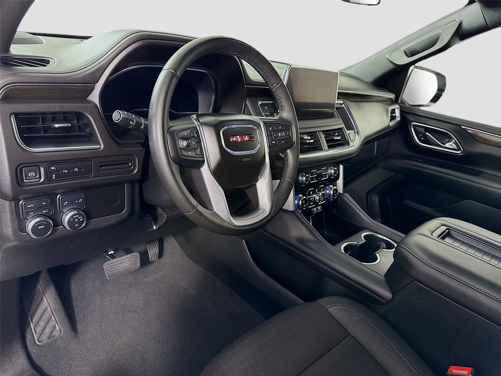 Used 2024 GMC Yukon SLE AWD/4WD image 3