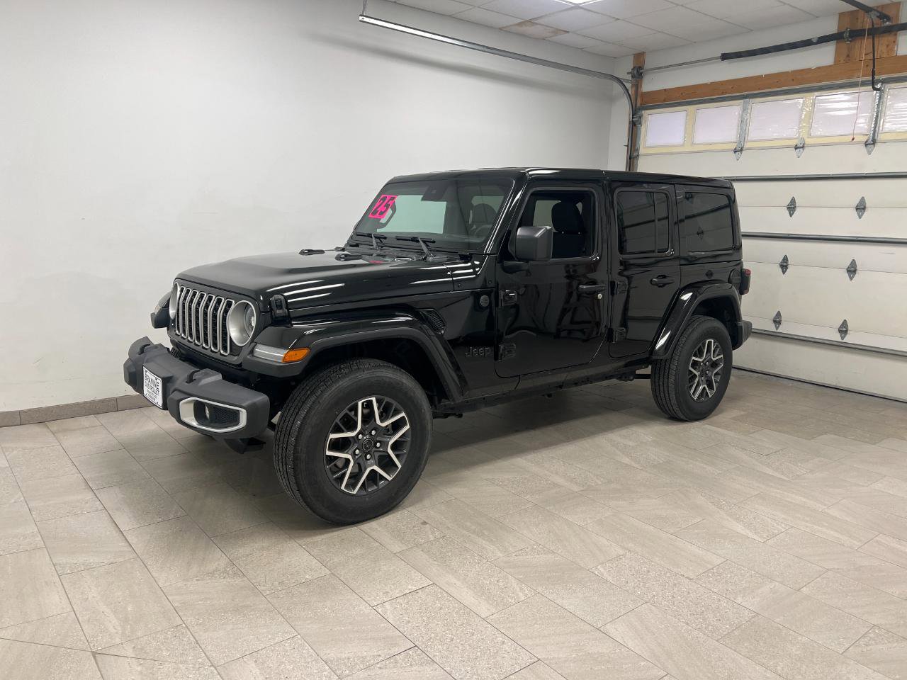 Used 2025 Jeep Wrangler Unlimited Sahara image 2