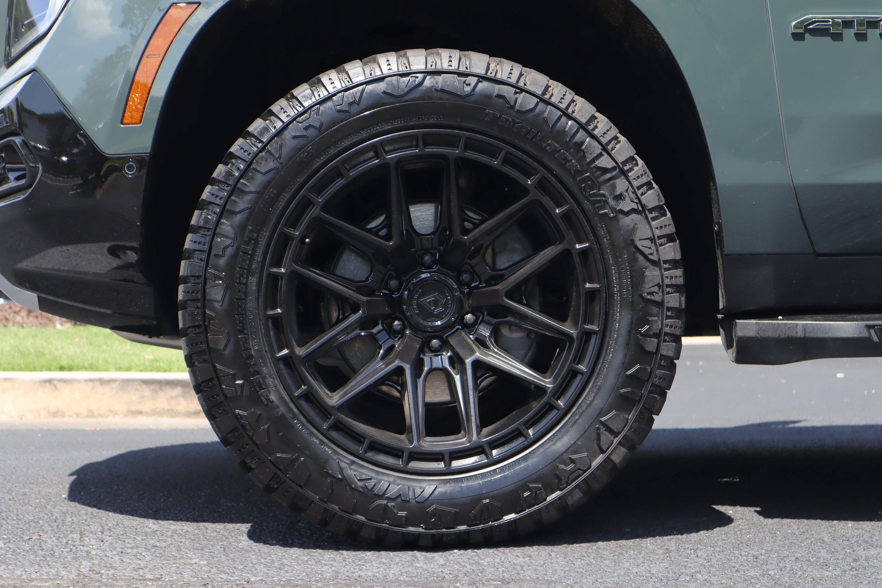 Used 2026 GMC Yukon AT4 AWD/4WD image 6