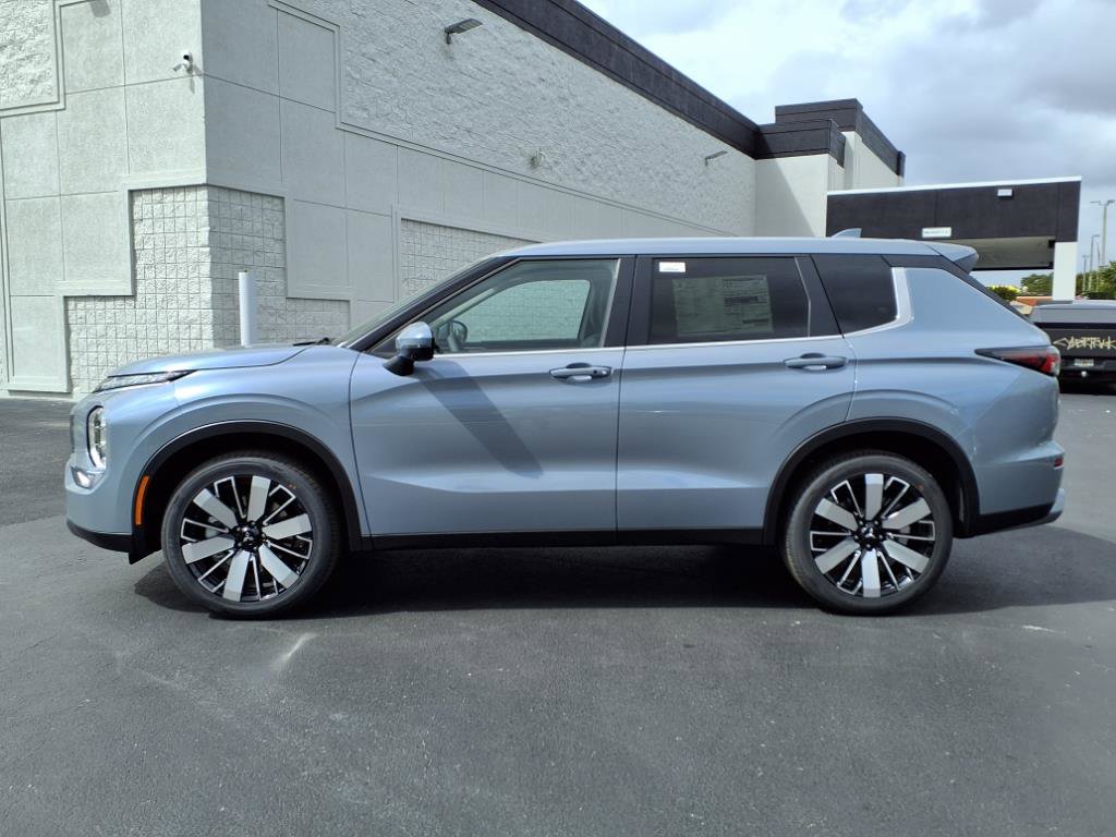 New 2025 Mitsubishi Outlander SE image 2