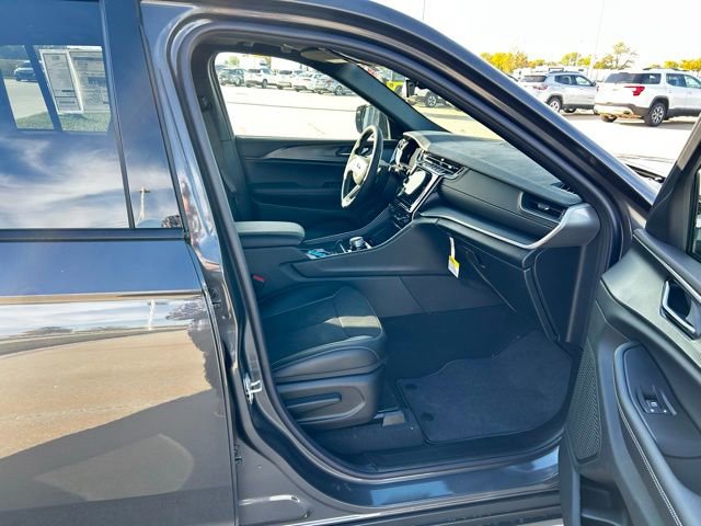 New 2025 Jeep Grand Cherokee Altitude image 28