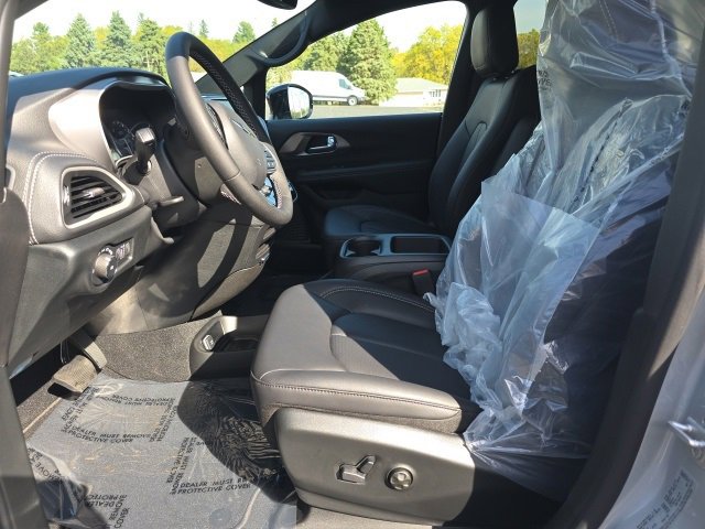 New 2026 Chrysler Pacifica Select image 10