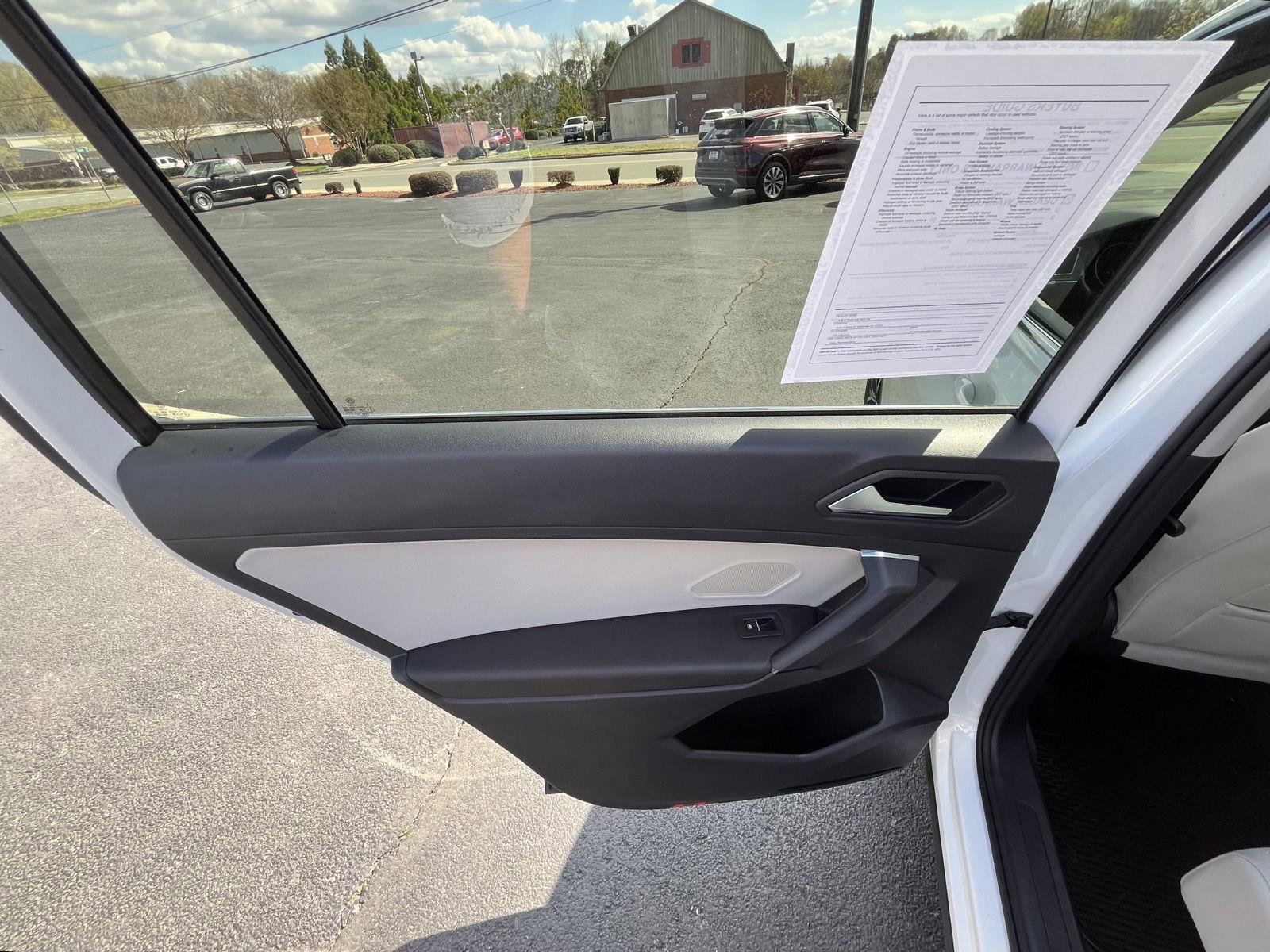 Used 2019 Volkswagen Tiguan SE w/ Panoramic Sunroof Package image 19