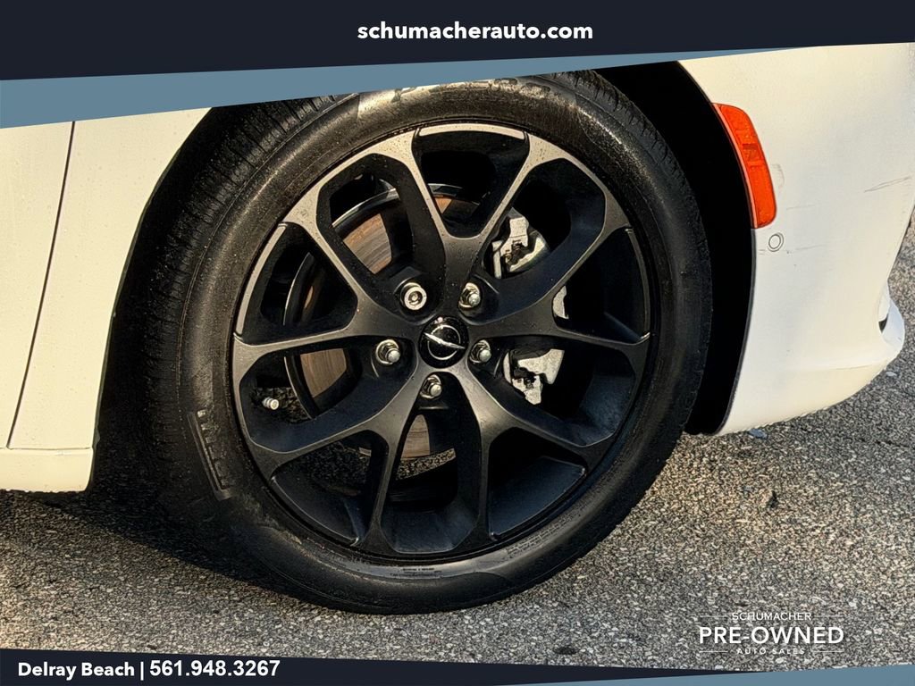 Used 2023 Chrysler Pacifica Limited w/ Uconnect Theater Family Group FWD image 9