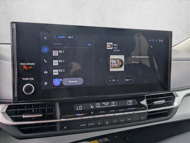 Used 2025 Toyota Sienna XLE image 12