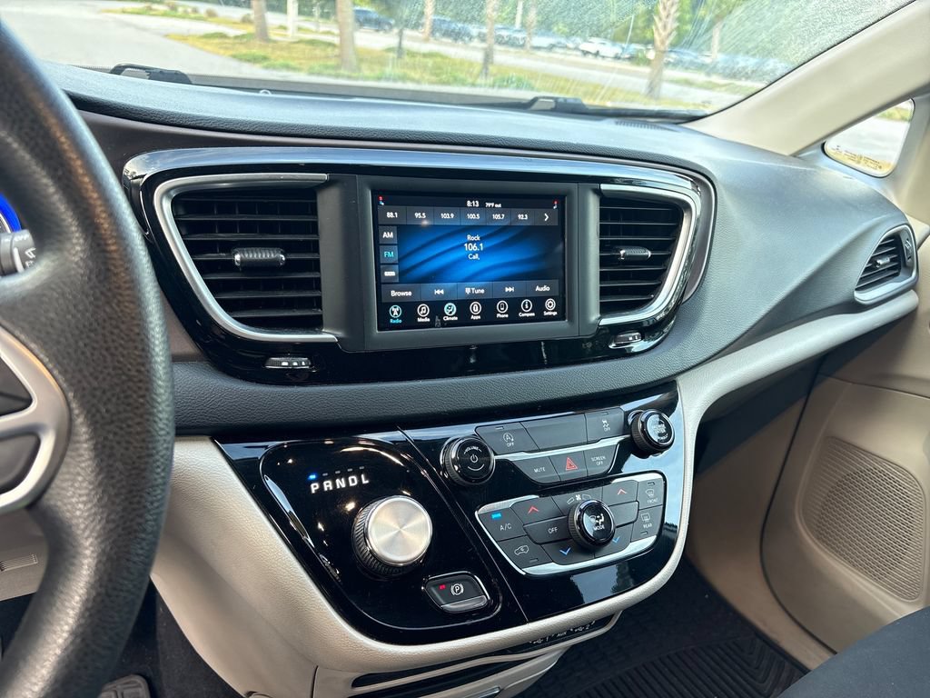 Used 2021 Chrysler Voyager LX FWD image 18