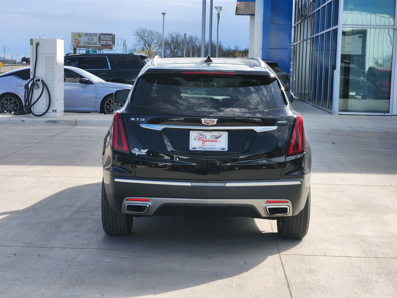 Used 2023 Cadillac XT5 Premium Luxury w/ Technology Package image 8