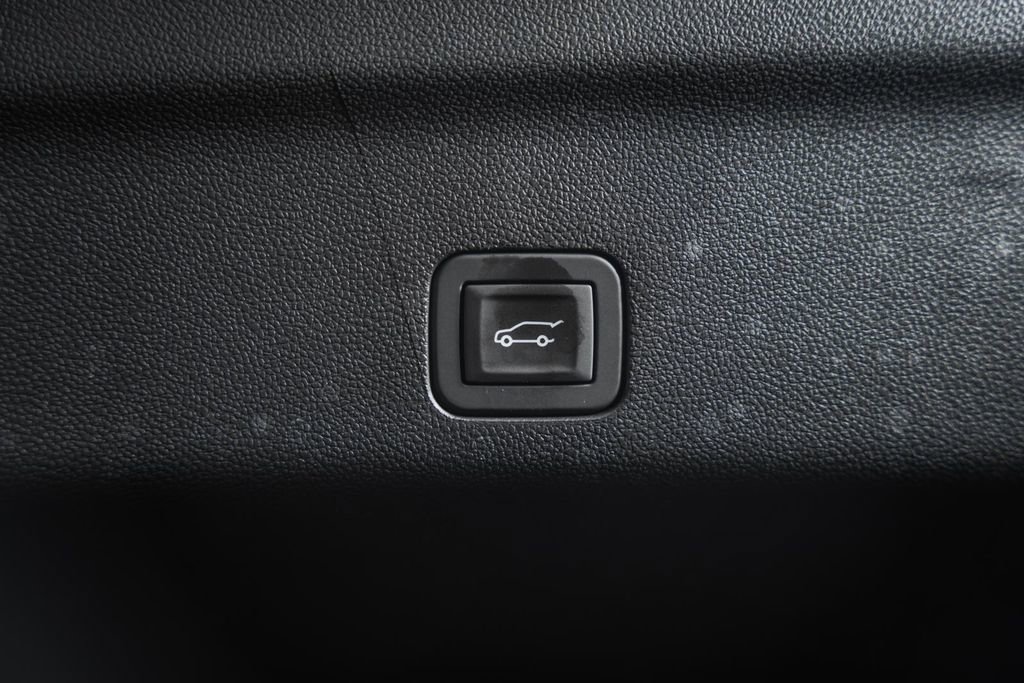 Used 2026 Chevrolet Suburban Premier image 11