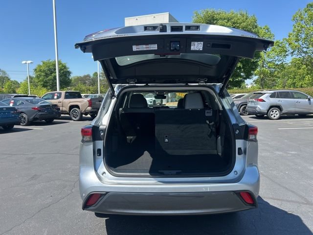 Used 2022 Toyota Highlander Limited FWD image 9