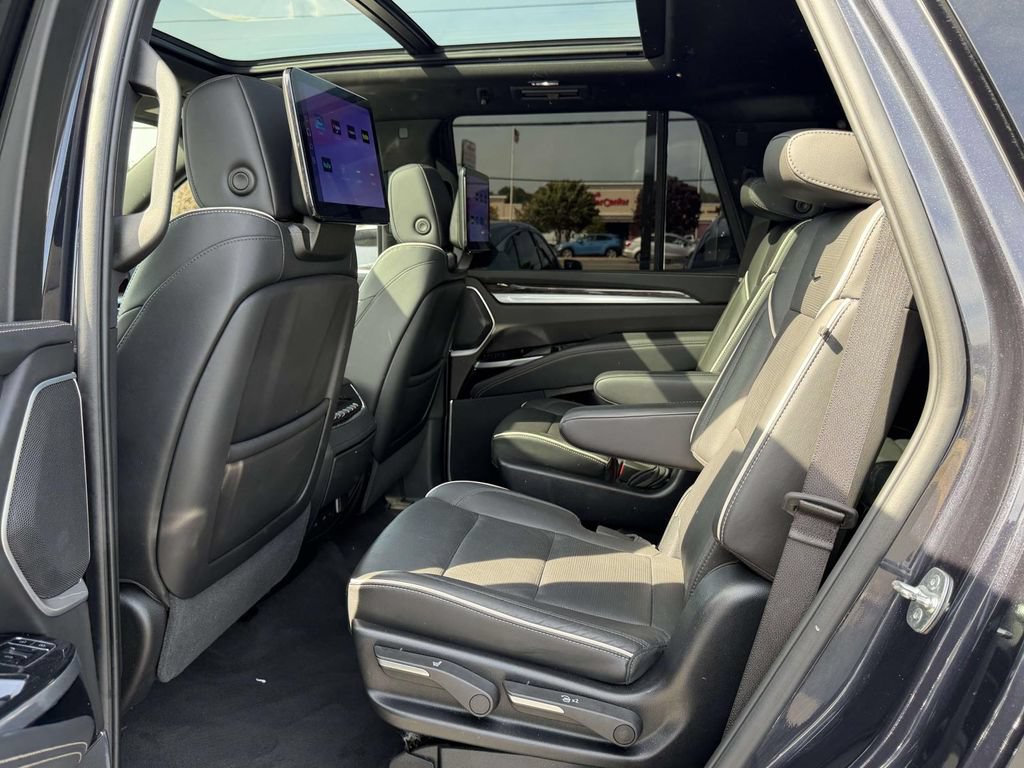 Used 2025 Cadillac Escalade Premium Luxury AWD/4WD image 15