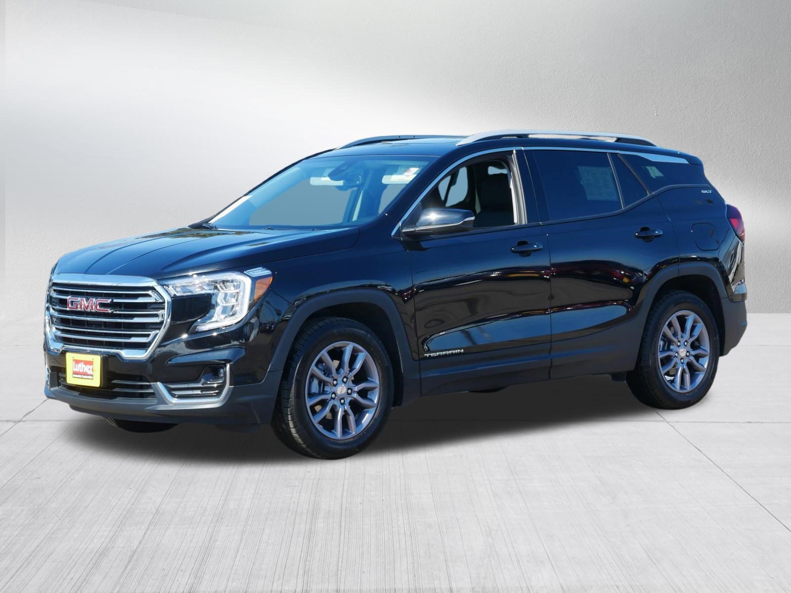 Used 2024 GMC Terrain SLT w/ Infotainment Package II image 3