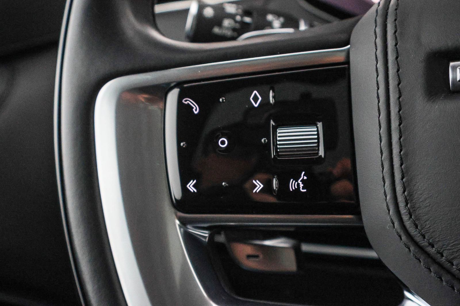 Used 2023 Land Rover Range Rover SE image 36