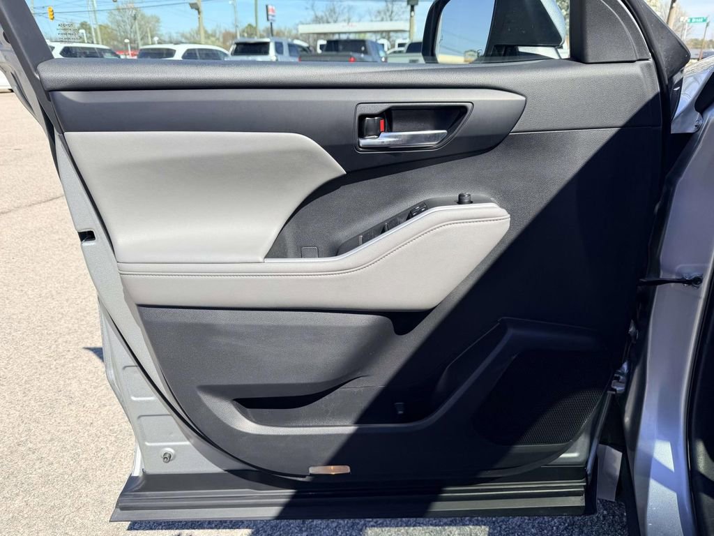 Used 2023 Toyota Highlander XLE image 17
