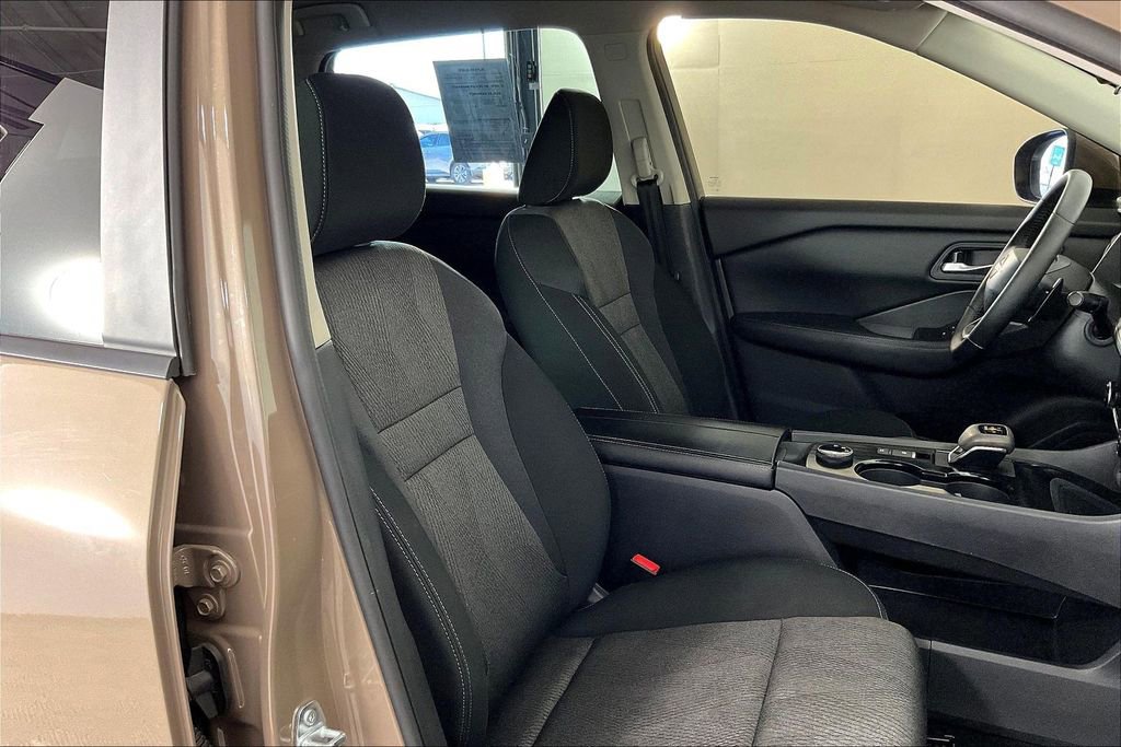 Used 2025 Nissan Rogue SV image 10