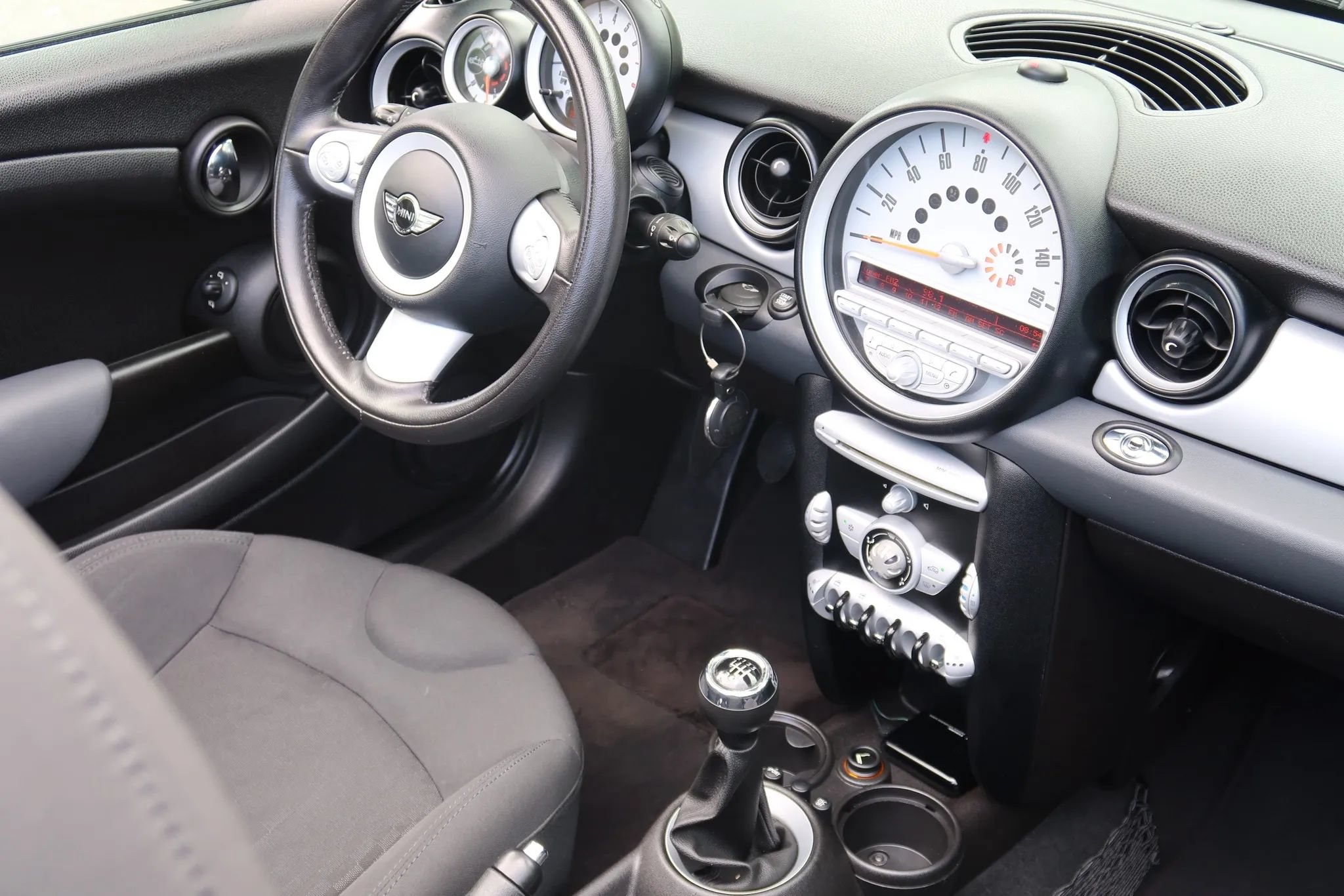 Used 2009 MINI Cooper Convertible FWD image 26