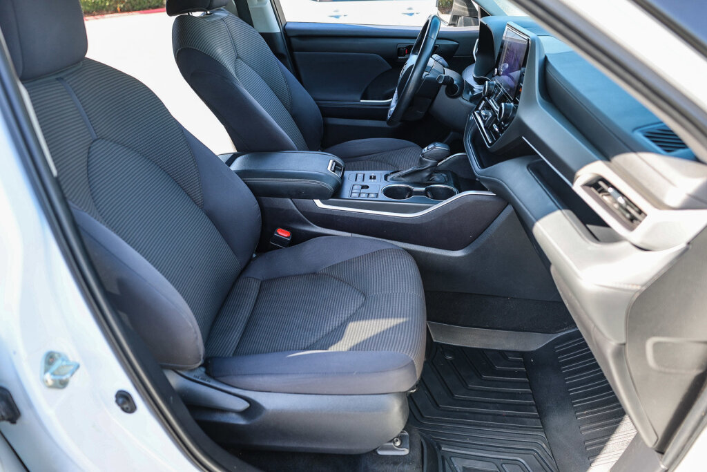 Used 2023 Toyota Highlander LE AWD/4WD image 7