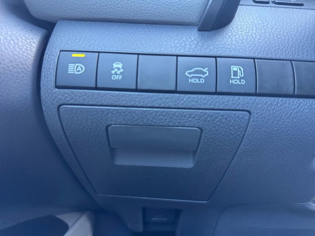 Used 2022 Toyota Camry SE image 6