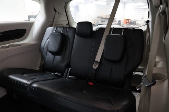 Used 2017 Chrysler Pacifica Touring-L FWD image 33