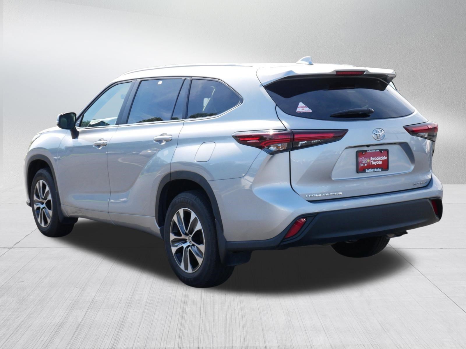 Used 2025 Toyota Highlander XLE AWD/4WD image 5