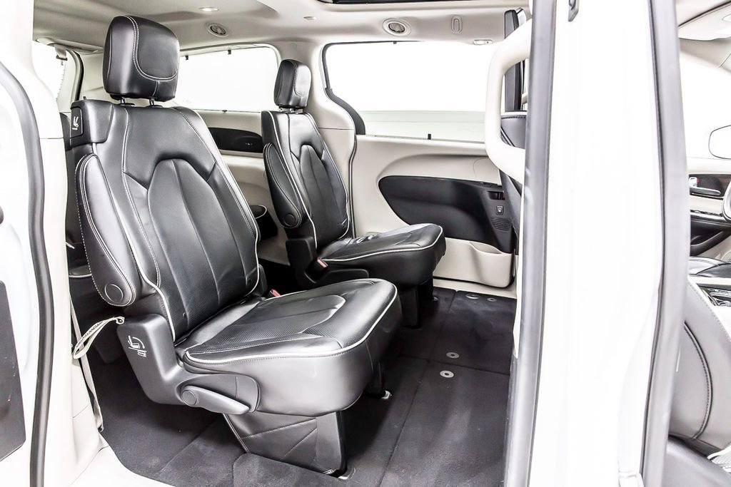 Used 2022 Chrysler Pacifica Limited w/ Uconnect Theater Family Group image 34