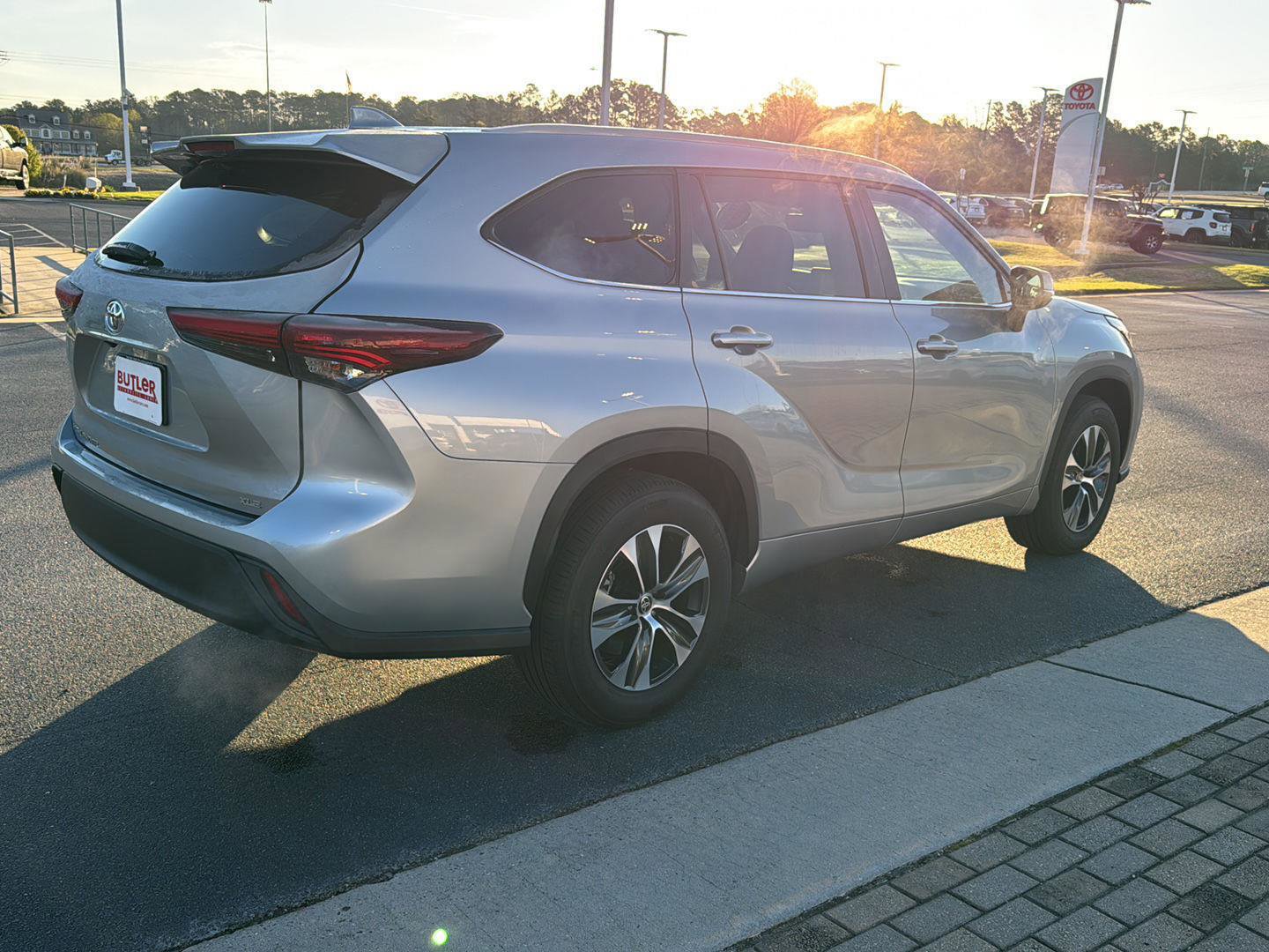 Certified 2025 Toyota Highlander XLE image 5