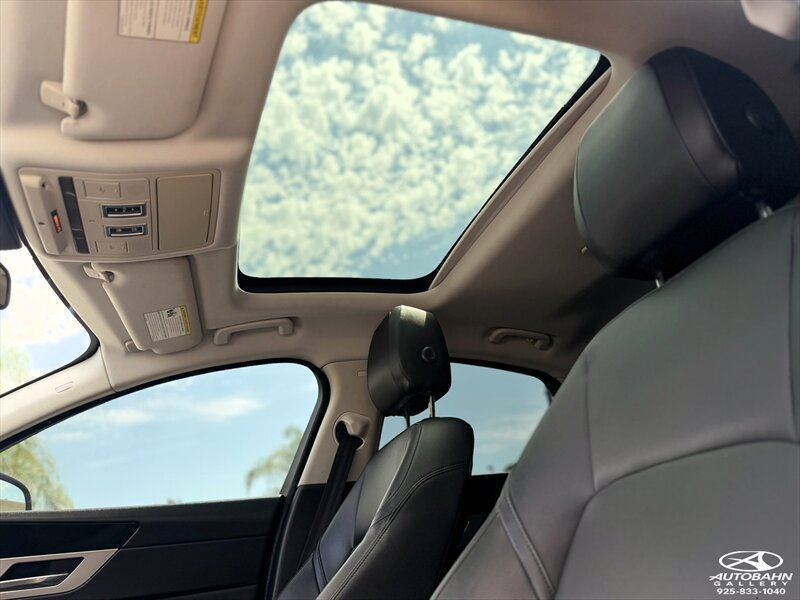 Used 2018 Jaguar XF Premium RWD image 32