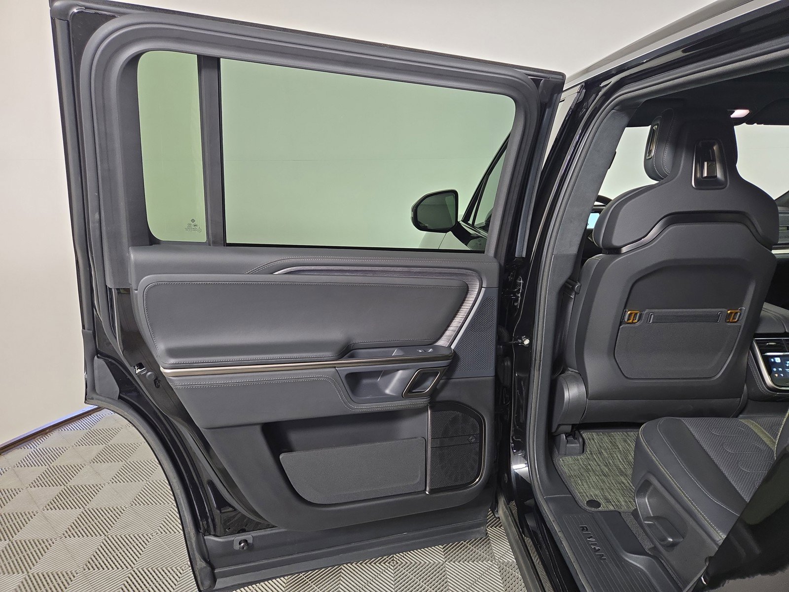 Used 2024 Rivian R1S Adventure AWD/4WD image 17
