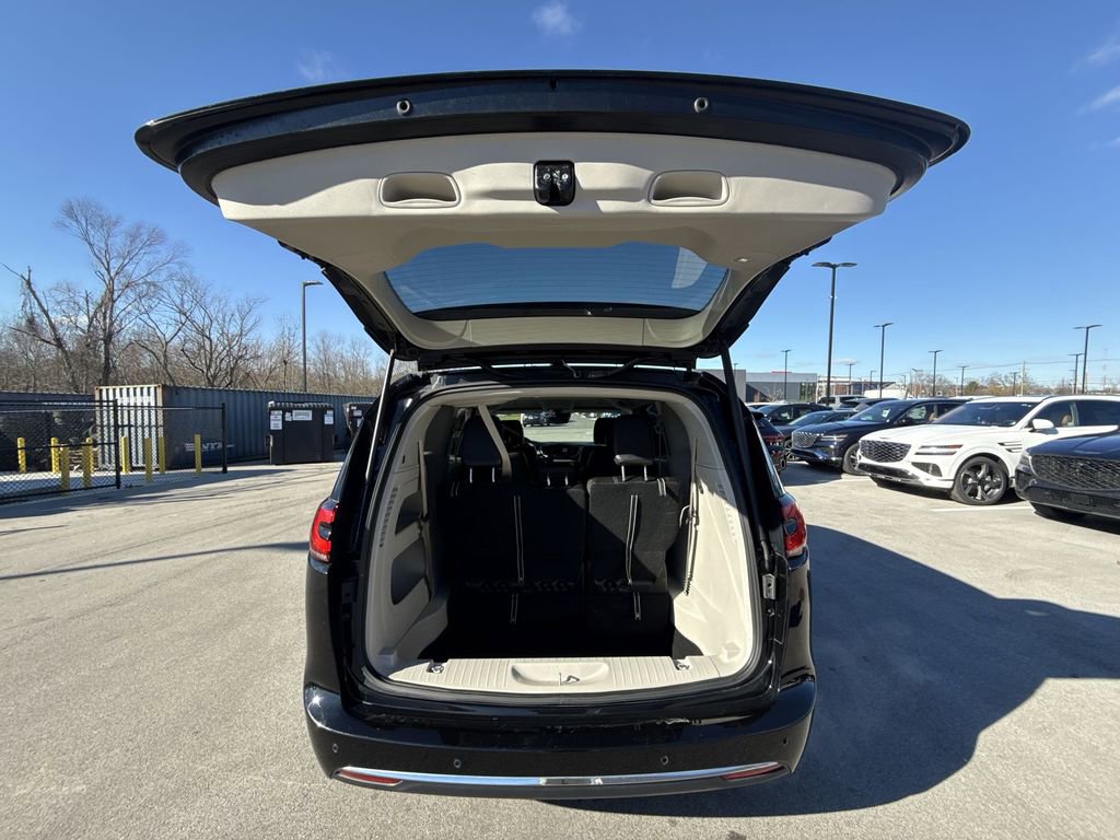 Used 2024 Chrysler Pacifica Touring-L image 22