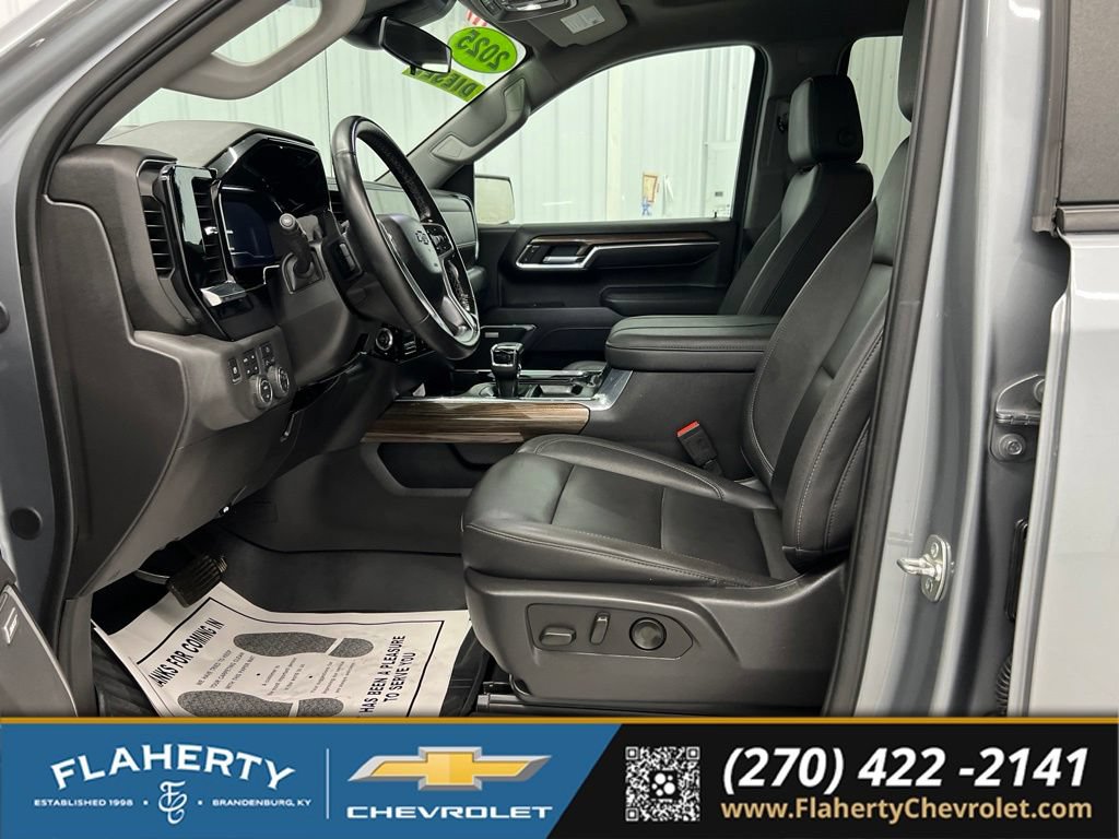 Used 2025 Chevrolet Silverado 1500 LT Trail Boss w/ Convenience Package II AWD/4WD image 9