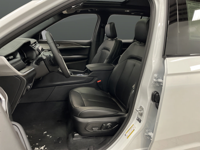 New 2025 Jeep Grand Cherokee Limited w/ Black Appearance Package AWD/4WD image 4