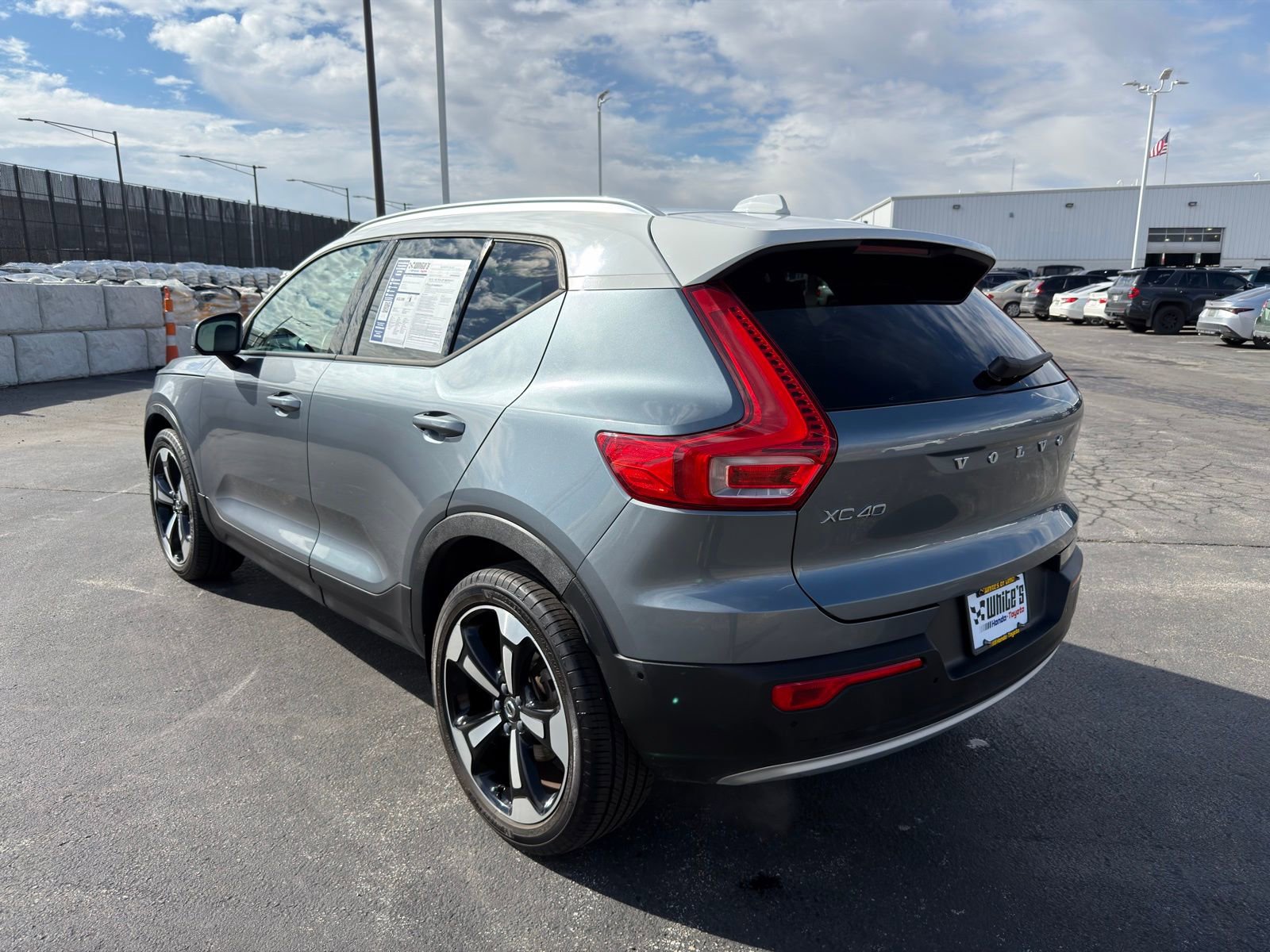 Used 2019 Volvo XC40 T4 Momentum image 4