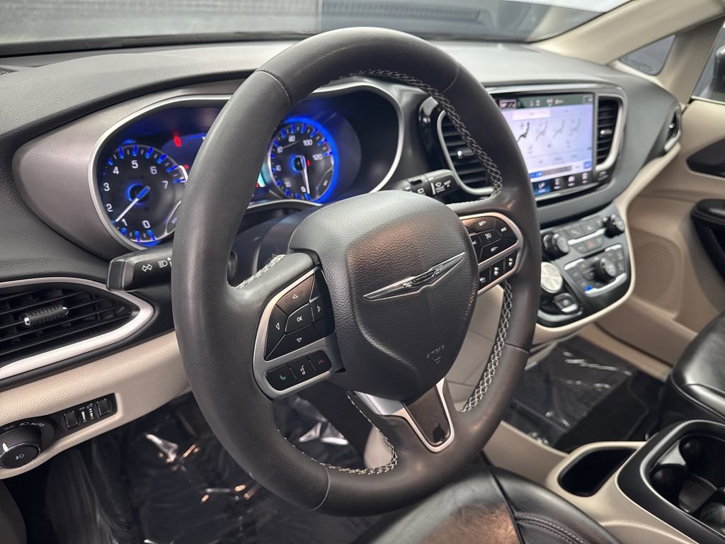 Used 2023 Chrysler Pacifica Touring-L FWD image 9