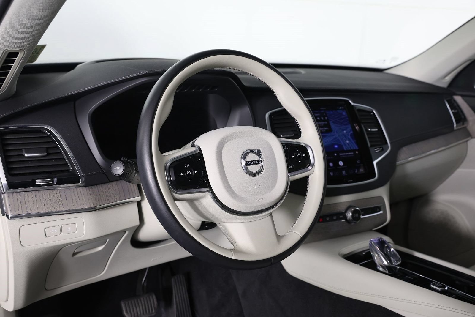 Used 2023 Volvo XC90 T8 Ultimate AWD/4WD image 14
