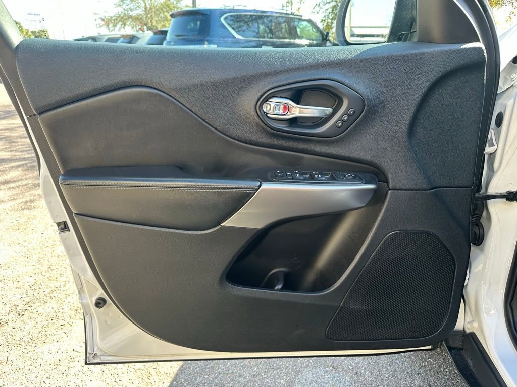 Used 2019 Jeep Cherokee Limited w/ Technology Group FWD image 28