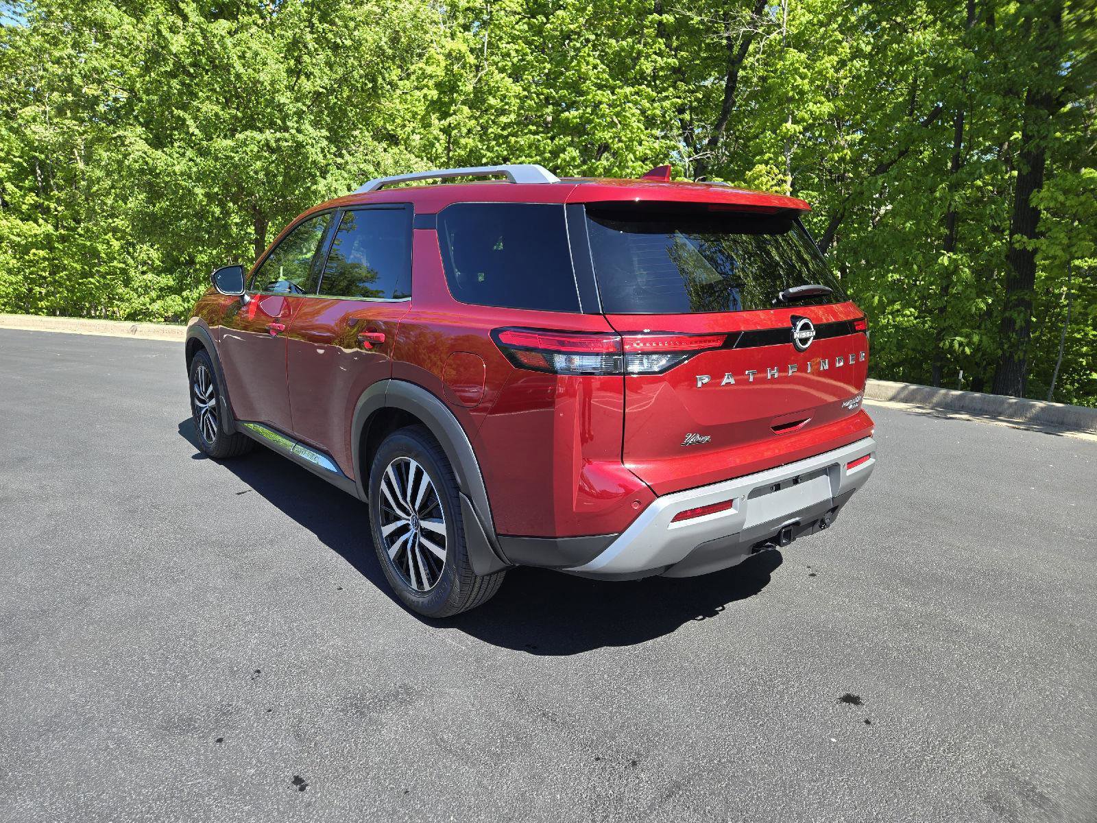 Used 2024 Nissan Pathfinder Platinum w/ Cargo Package AWD/4WD image 6
