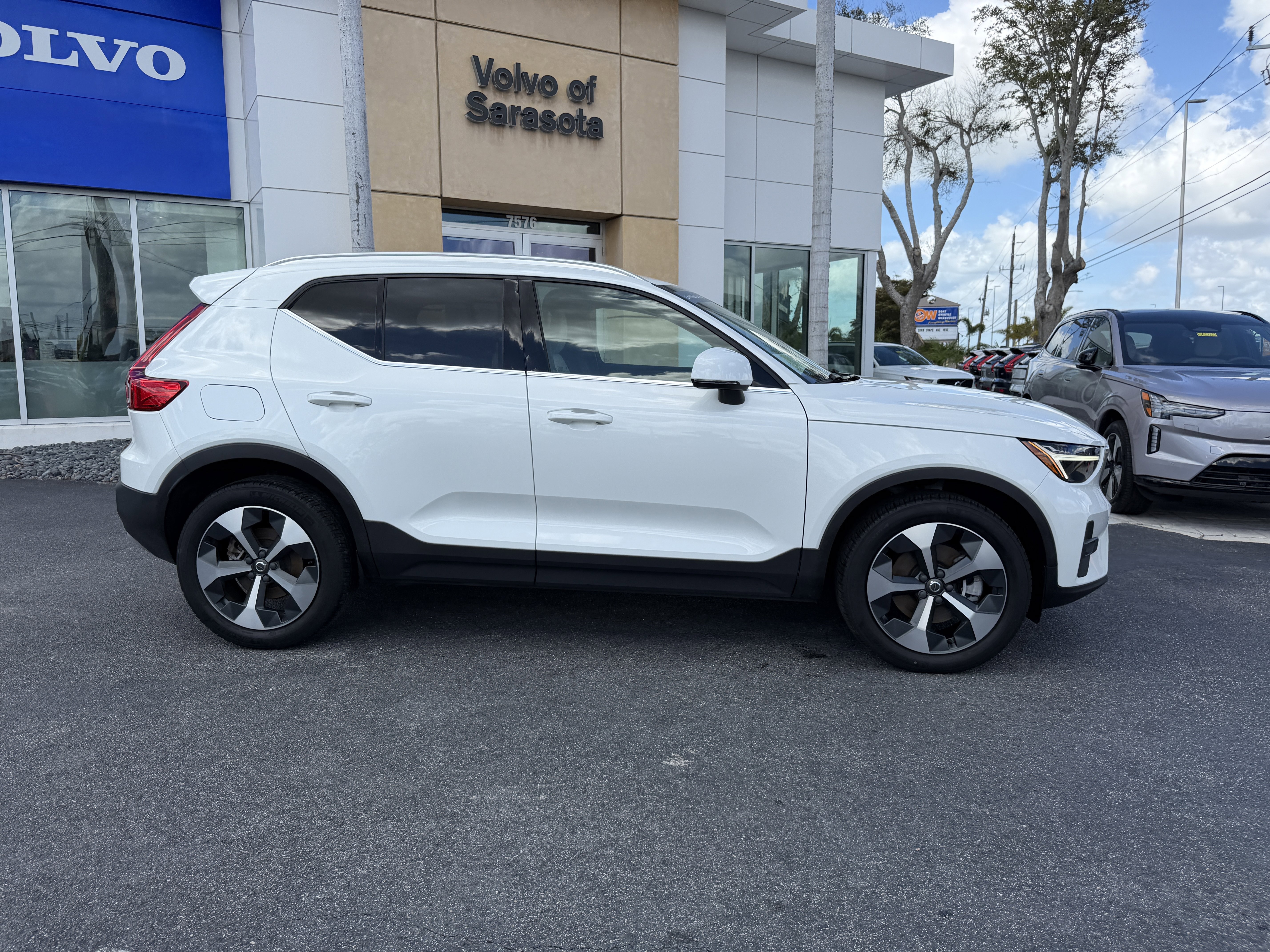 Certified 2023 Volvo XC40 B5 Plus w/ Protection Package Premier image 2