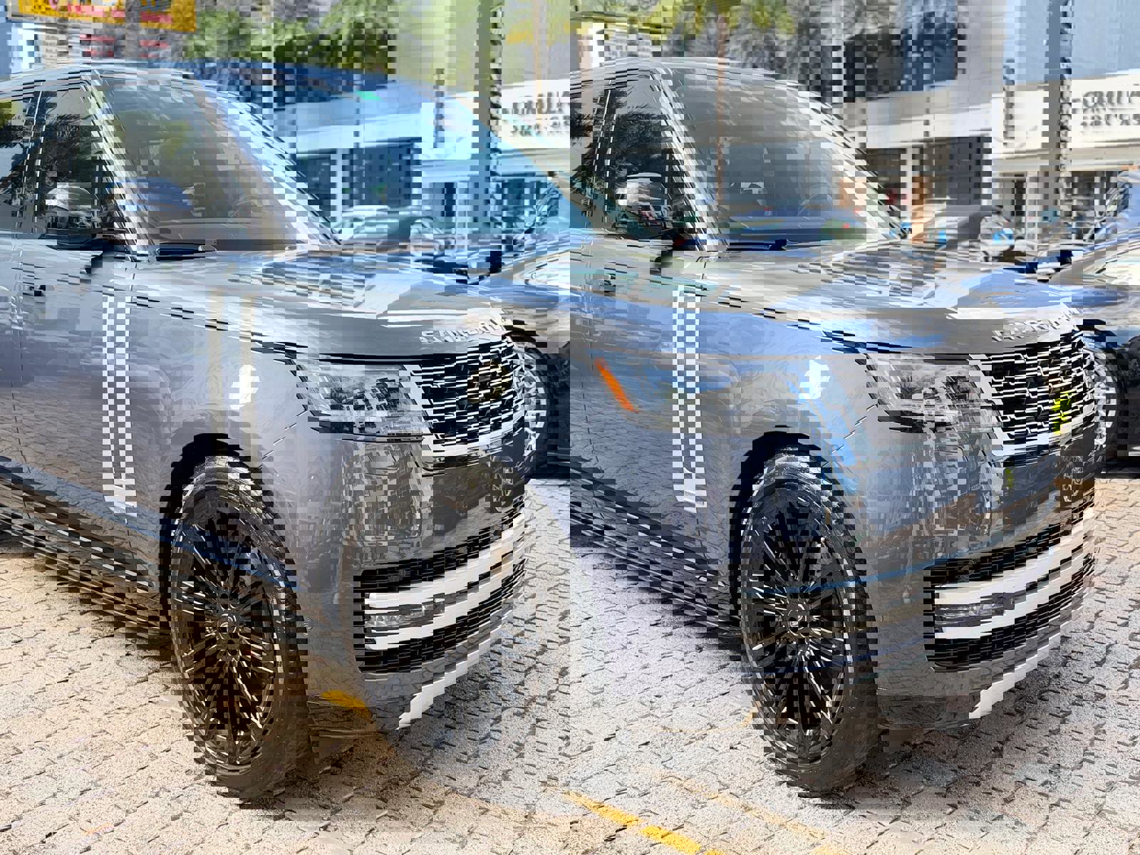 Used 2024 Land Rover Range Rover Long Wheelbase Autobiography image 6