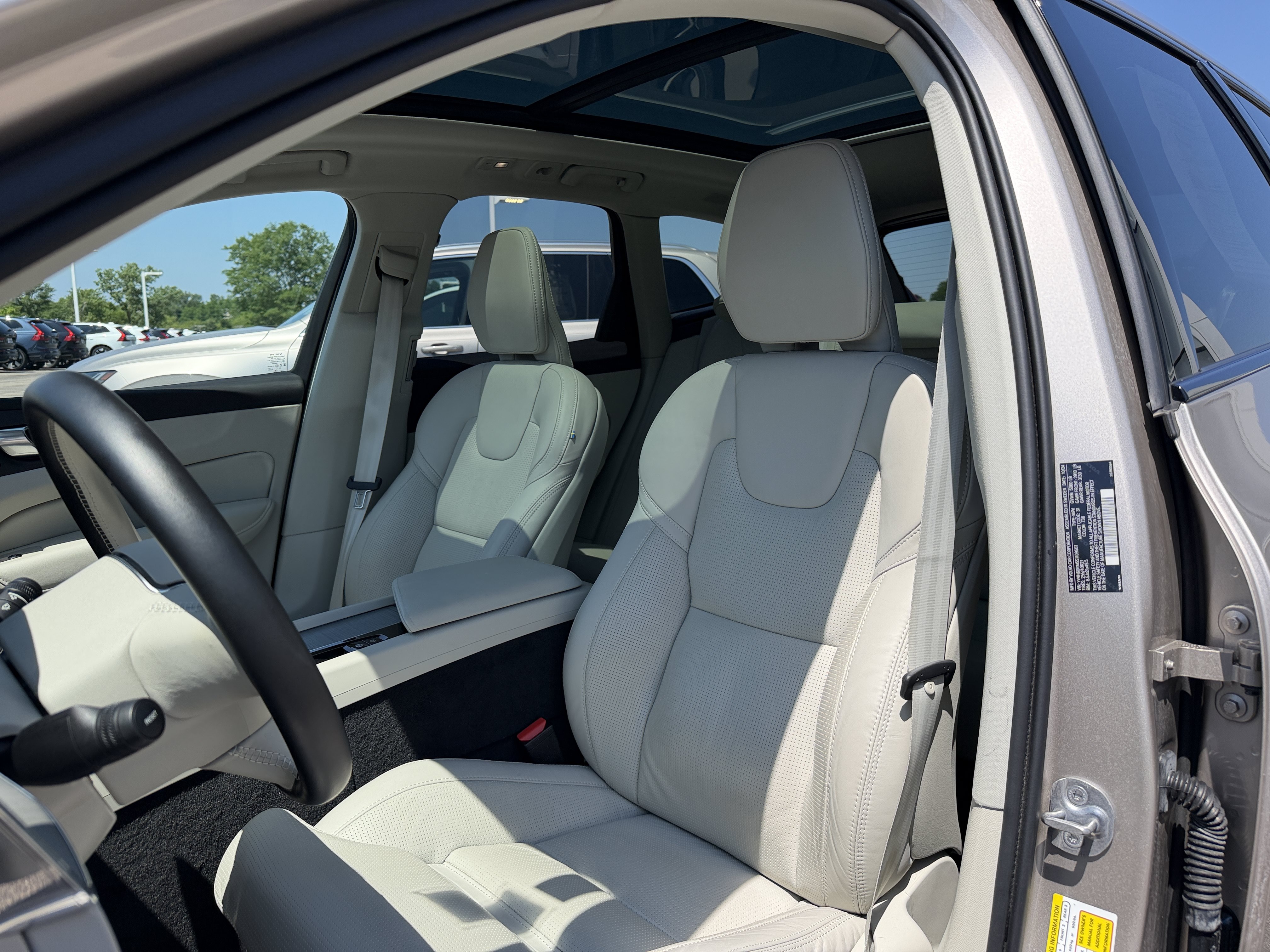 Used 2025 Volvo XC60 T8 Ultra w/ Protection Package Premier AWD/4WD image 8