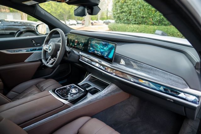 Used 2023 BMW i7 xDrive60 w/ Executive Package 2 image 27