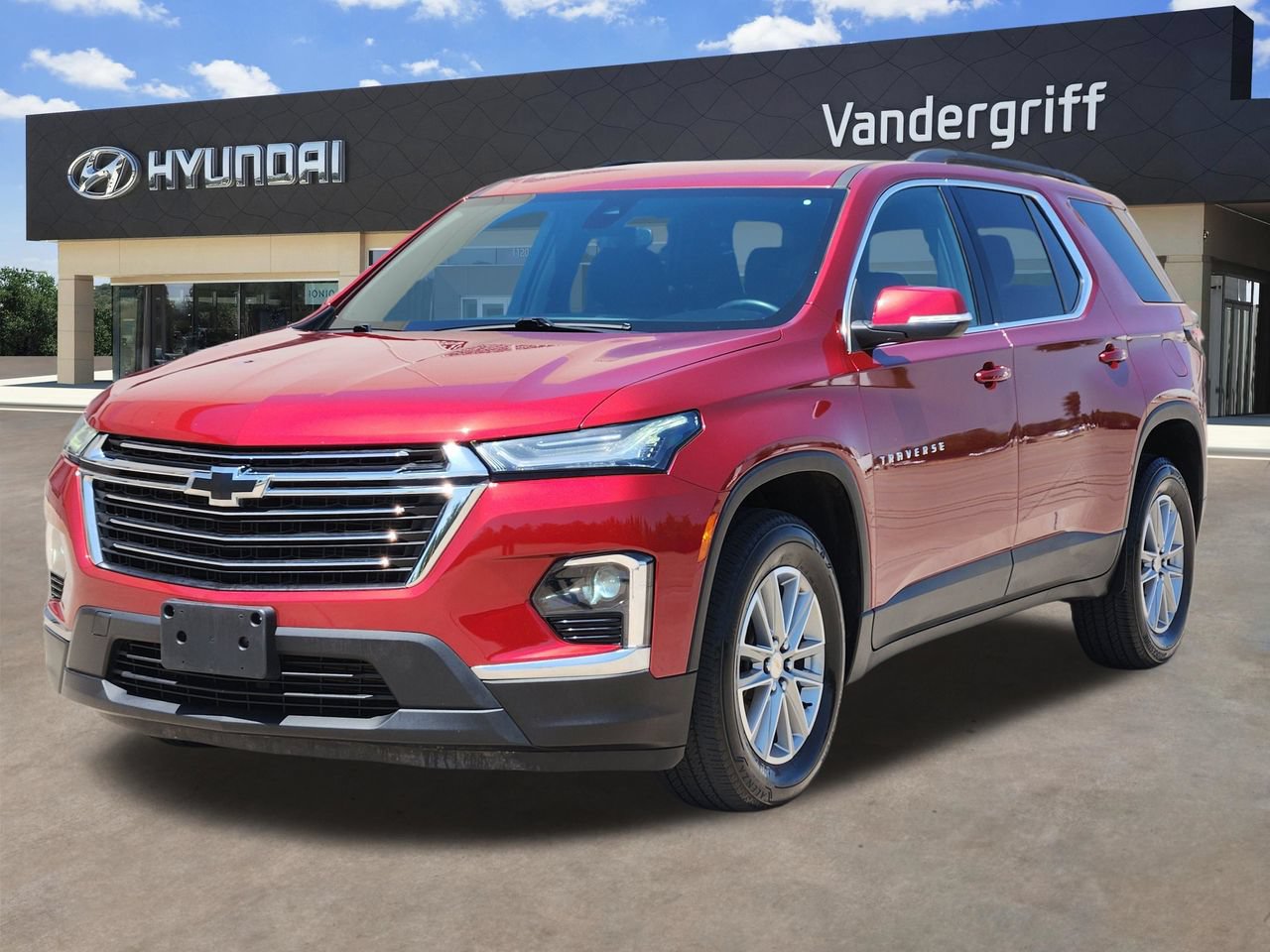Used 2023 Chevrolet Traverse LT FWD image 2