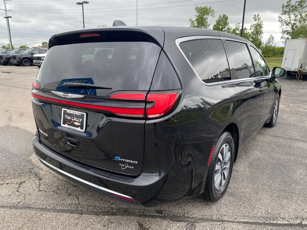 Used 2023 Chrysler Pacifica Touring-L FWD image 7