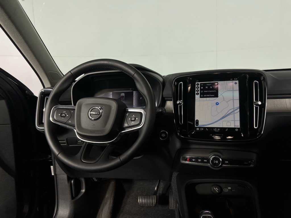 Used 2025 Volvo XC40 B5 Plus image 12