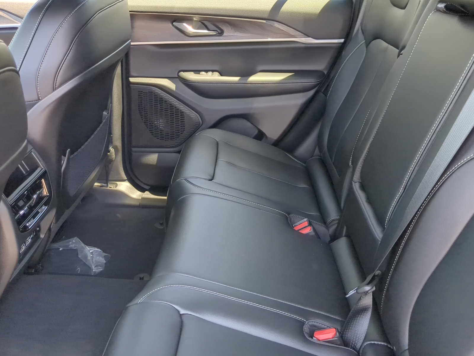 New 2025 Jeep Grand Cherokee Limited w/ Black Appearance Package image 17