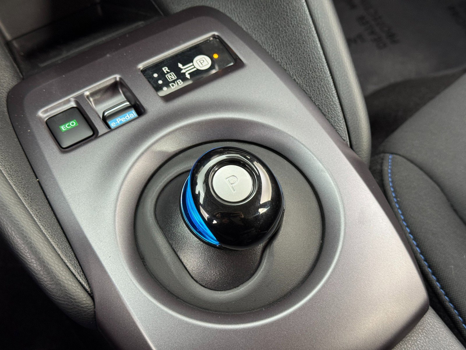 Used 2025 Nissan Leaf S image 27