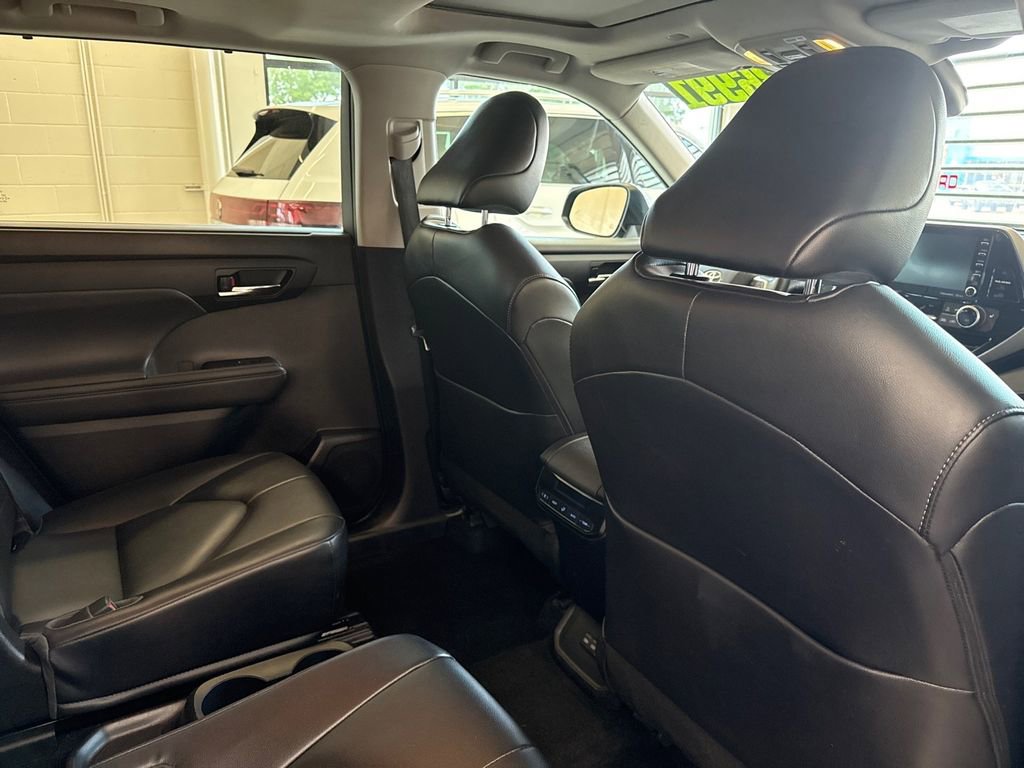 Used 2022 Toyota Highlander XLE image 13