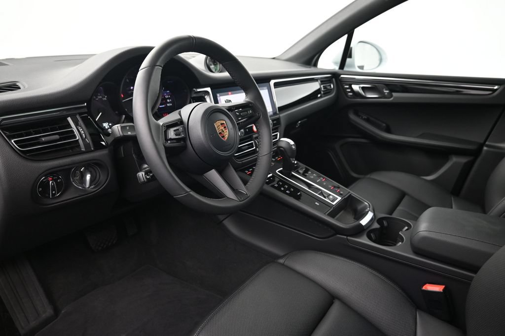Certified 2026 Porsche Macan Turbo AWD/4WD image 4