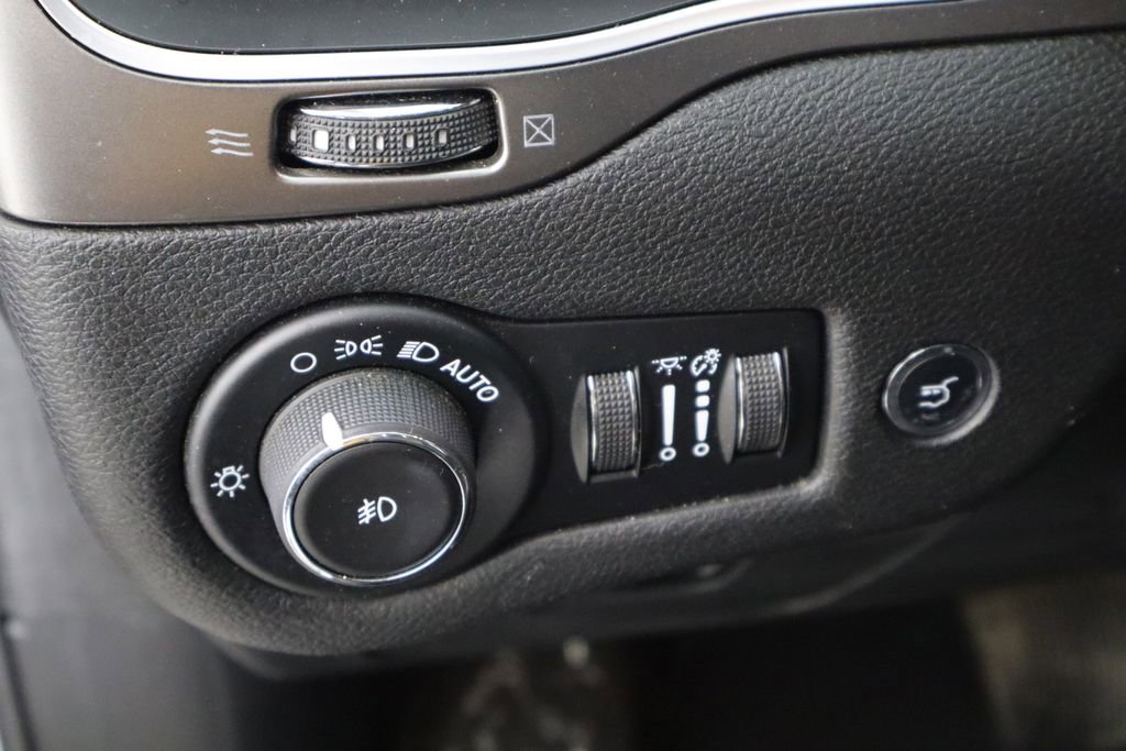 Used 2019 Jeep Cherokee Latitude Plus w/ Comfort/Convenience Group AWD/4WD image 22