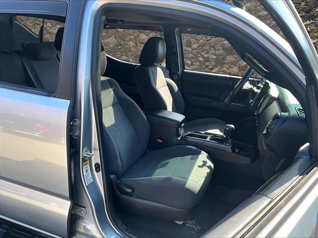 Used 2017 Toyota Tacoma TRD Sport w/ Premium & Technology Package image 7