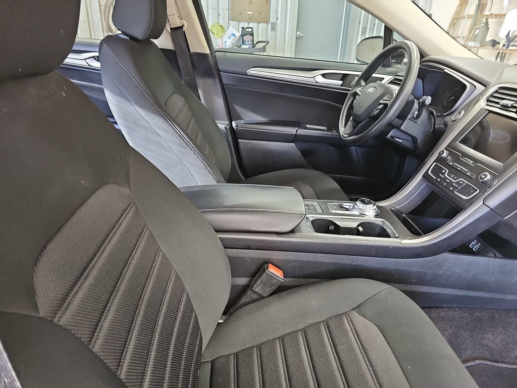 Used 2020 Ford Fusion SE FWD image 10